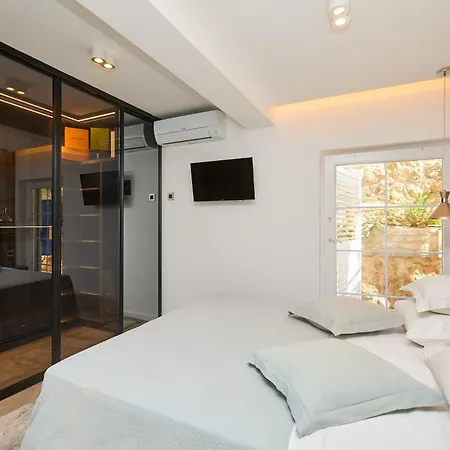 Insula Luxury 아파트